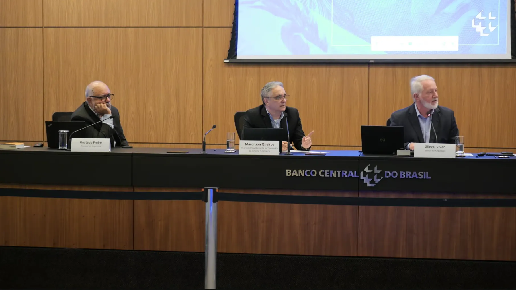 3 Diretores do Banco Central do Brasil anunciando regulamentação