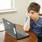 Menino usando o laptop