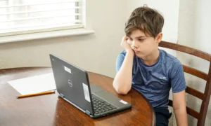 Menino usando o laptop