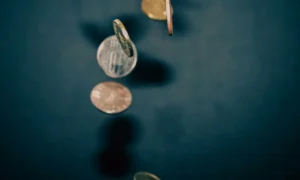 Um monte de moedas caindo