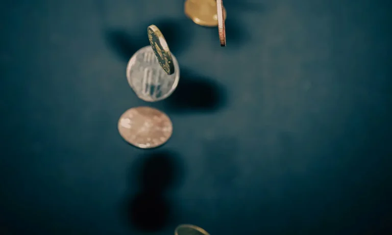 Um monte de moedas caindo