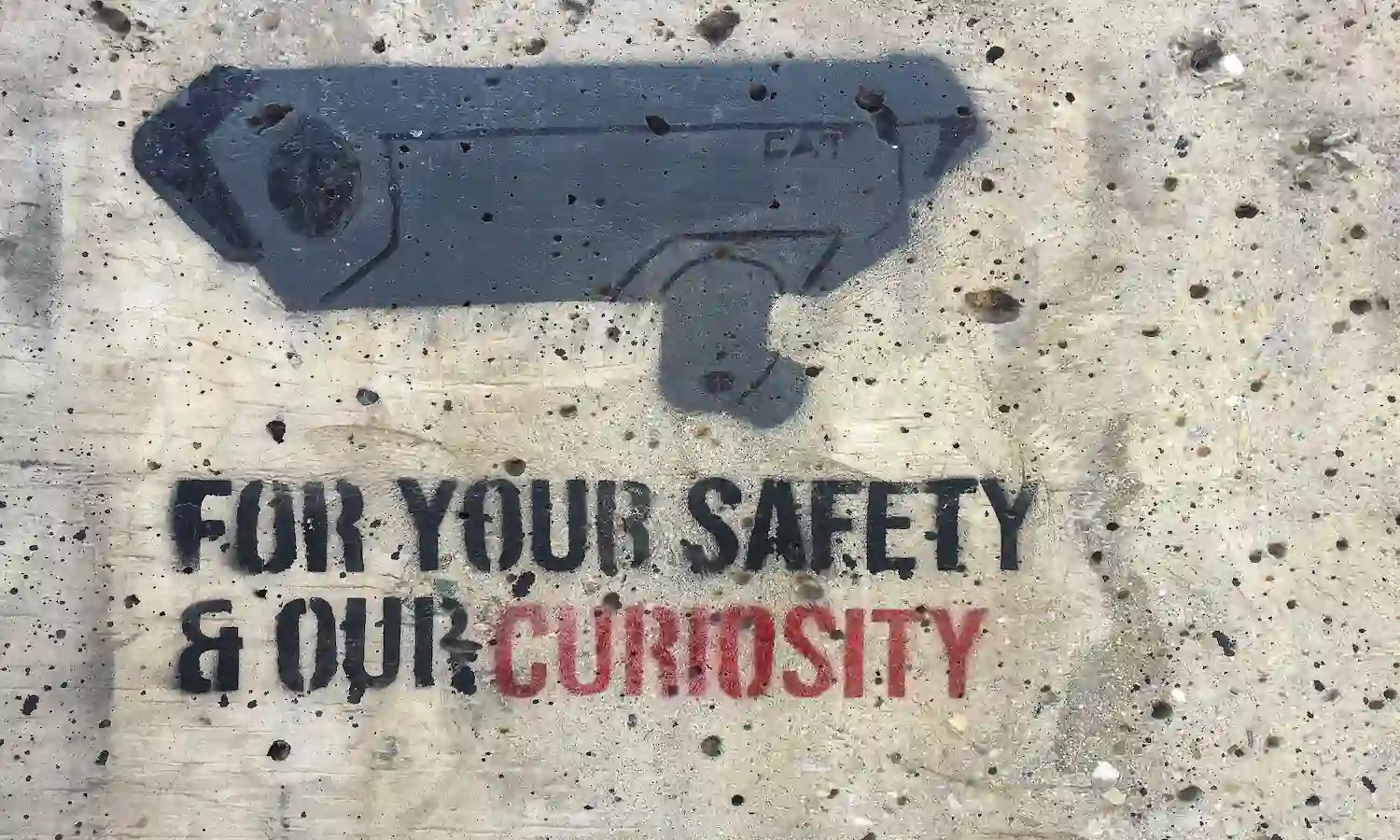 Foto de câmera com escrita "Para sua segurança e nossa curiosidade"