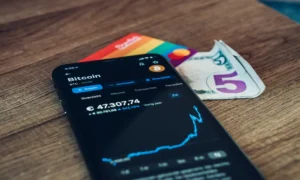 celular com gráfico do bitcoin
