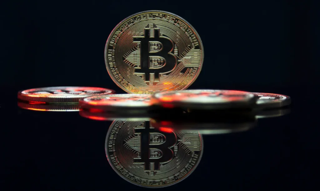 Moeda de bitcoin levantada com fundo preto