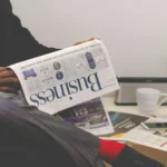 Homem paraguaio lendo jornal